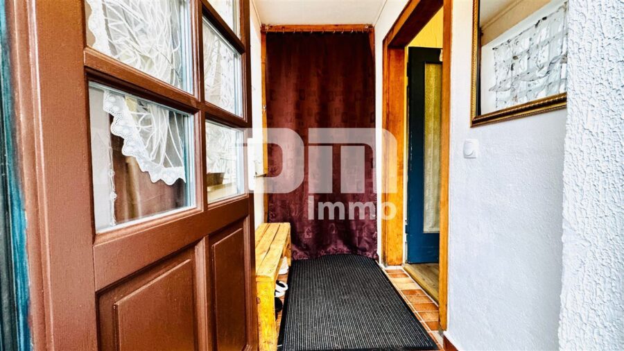 Schönes Ein- bis Zweifamilienhaus mit Gartenbereich, Terrasse + Balkon und Doppelgarage - EG Windfang